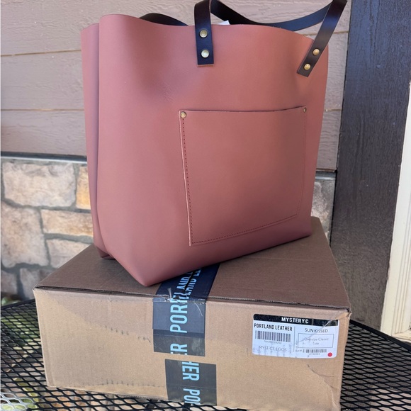 Portland Leather Sunkissed OVERSIZED Leather Tote - Picture 2 of 5